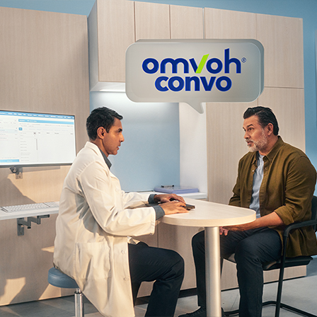 Hombre conversando con un profesional de la salud en una consulta médica.