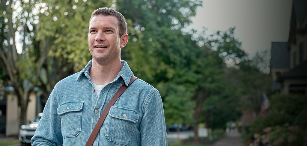 Hombre mirando a la distancia